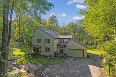 25 Markham Dr, Washington Twp, NJ 07853