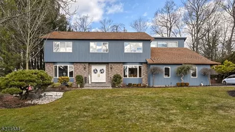 15 Woods End Ct, Wayne, NJ 07470