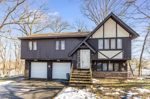 11 Indiana Trl, Hopatcong, NJ 07843