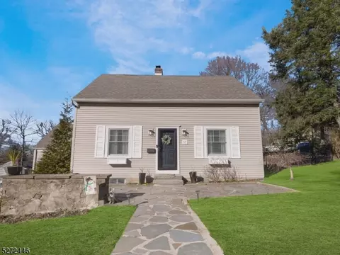 11 Summit Dr, Wayne, NJ 07470