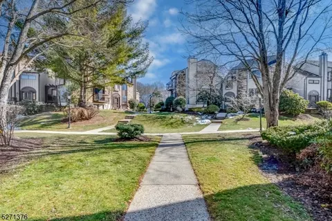 26 Delbarton Ct, Hackettstown, NJ 07840