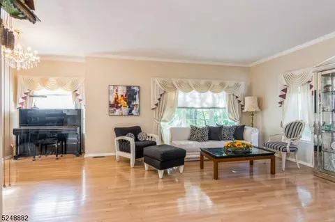1104 Fawnridge Pl, Whippany, NJ 07981
