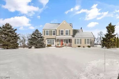 4 Pacesetter Dr, Hampton, NJ 08827