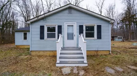 48 Stony Brook Rd, Hopewell, NJ 08525