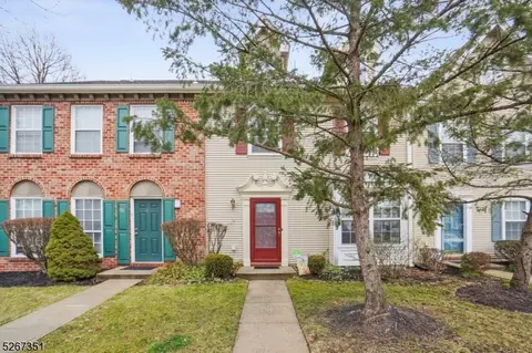 71 Chelsea Ct, Franklin Twp, NJ 08823