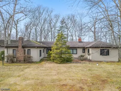 110 Oakwood Rd W, Watchung, NJ 07069