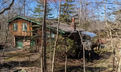 21 Glen Cove Rd, Byram Twp, NJ 07821