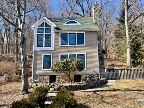 17 Hardman Ter, Denville, NJ 07834
