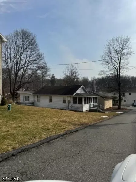 14 Willow Dr, Jefferson, NJ 07849
