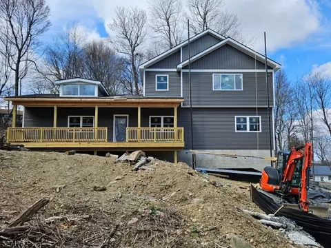 35 Lawrence Dr, Highland Lakes, NJ 07422