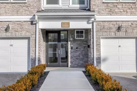 11 Veterans Way #121, Morris Plains, NJ 07950
