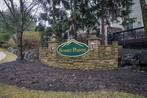 2 Skyview Dr, North Haledon, NJ 07508