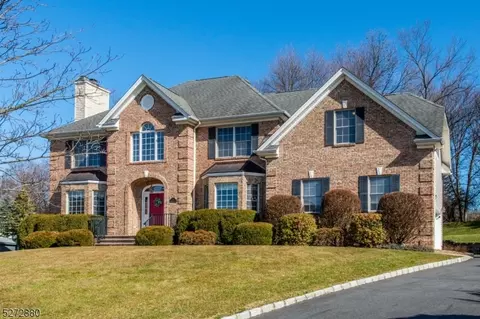 5 Baldwin Ct, Fairfield, NJ 07004