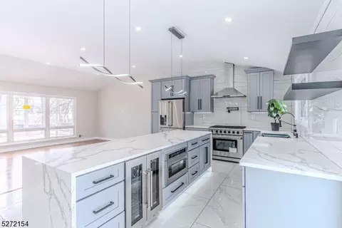 31 Rock Rd W, Green Brook, NJ 08812