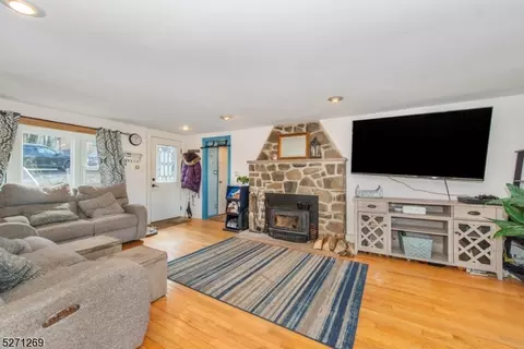 52 Tamarack Trl, Hardyston, NJ 07460