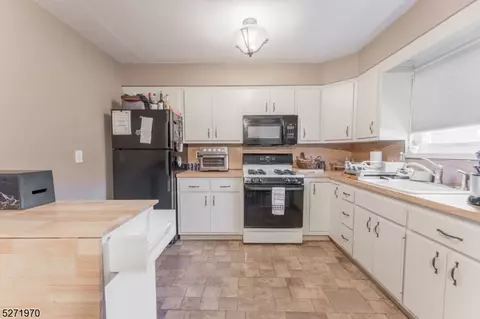 Kitchen - 54 Manchester Ct, Wayne, NJ 07470 photo 2 of 4