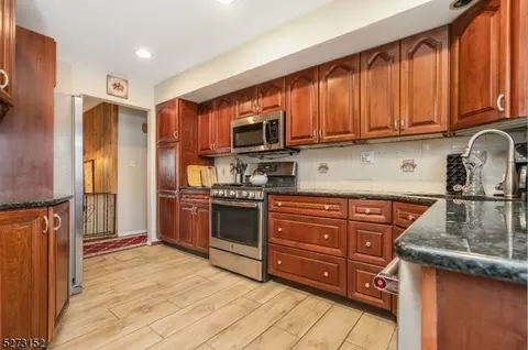 4 Lehigh Ln, Middlesex, NJ 08846 photo 9