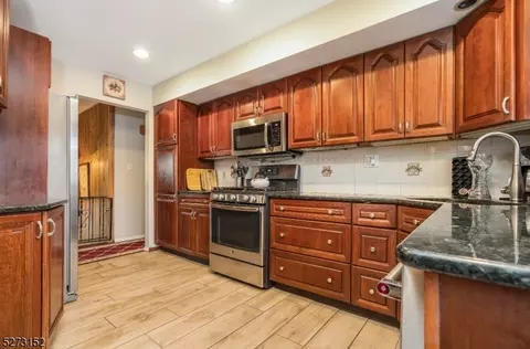 4 Lehigh Ln, Middlesex, NJ 08846 photo 6
