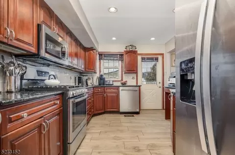 4 Lehigh Ln, Middlesex, NJ 08846 photo 7