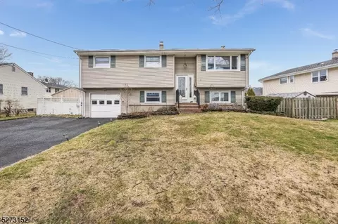 4 Lehigh Ln, Middlesex, NJ 08846