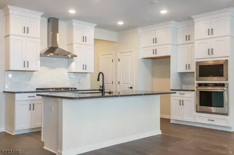 4 Goldenrod Dr #2, Warren, NJ 07059