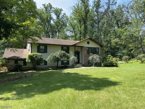 5 Summerfield Rd, Belvidere, NJ 07823