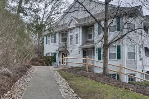 302 Chatfield Dr, Pompton Plains, NJ 07444