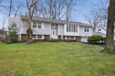 8 Piermont Pl, West Caldwell, NJ 07006