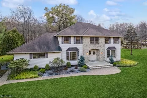 2 Waverly Ct, Morris Plains, NJ 07950