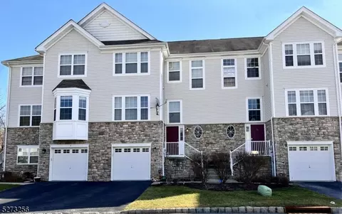 58 Indian Field Dr, Hamburg, NJ 07419