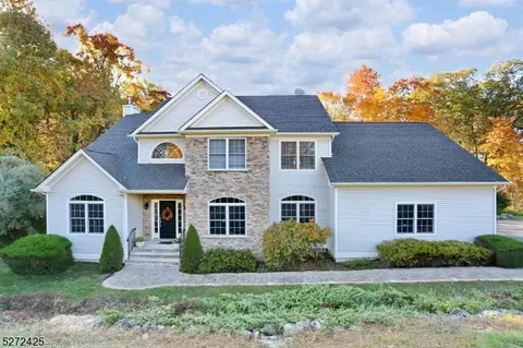 8 Maria Ct, Ringwood, NJ 07456