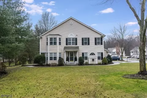18 Burnham Dr, Pompton Plains, NJ 07444