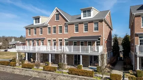 5 River Mills Dr, Frenchtown Boro, NJ 08825