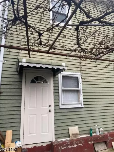 516 N 9th St, Newark, NJ 07107