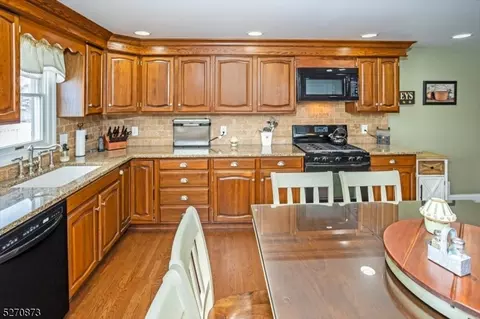 8 Hooker Ave, Middlesex, NJ 08846 photo 8