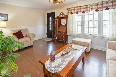 8 Hooker Ave, Middlesex, NJ 08846 photo 3