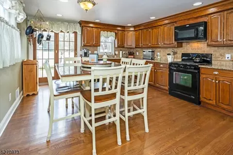 8 Hooker Ave, Middlesex, NJ 08846 photo 6