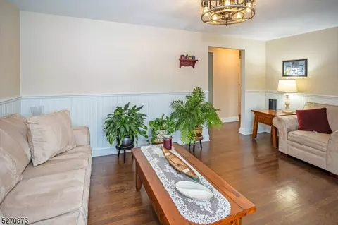 8 Hooker Ave, Middlesex, NJ 08846 photo 5