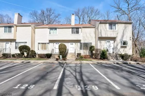 65 Woodland Dr, Roselle, NJ 07203