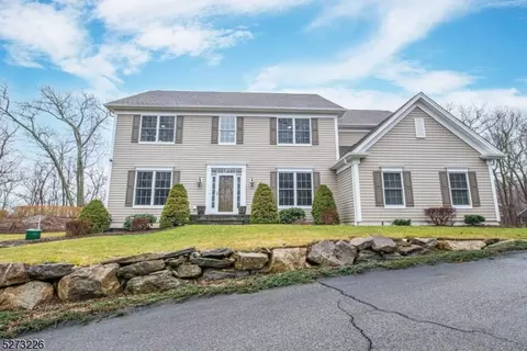 60 Stoneridge Dr, Ringwood, NJ 07456
