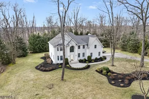 5 Hunters Trl, Chester, NJ 07930