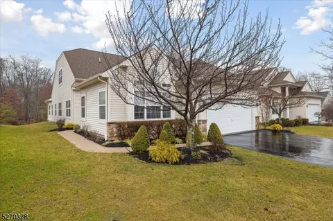 43 Esplanade Dr, Franklin Twp, NJ 08873