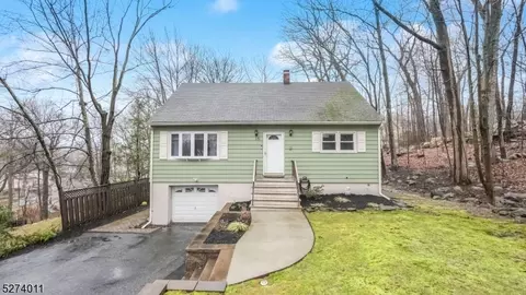 16 Seneca Dr, Ringwood, NJ 07456
