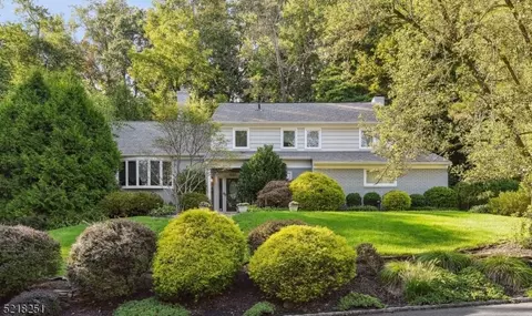 1000 Chimney Ridge Dr, Mountainside, NJ 07092