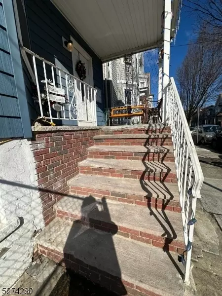 176 2nd St, Newark, NJ 07107