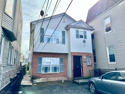 762 S 17th St, Newark, NJ 07103