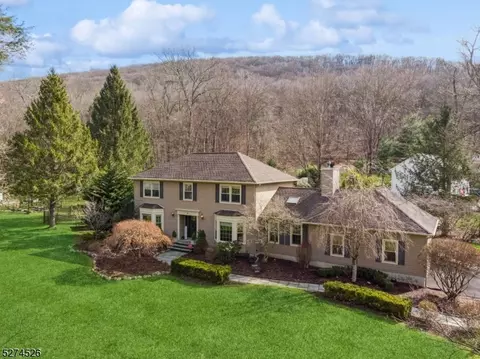 6 Pocahontas Pl, Hackettstown, NJ 07840