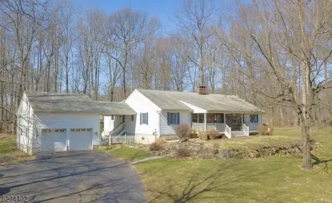 23 Green Farms Rd, Green Twp, NJ 07821