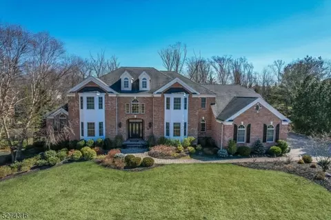 1 Mapleshade Dr, Hanover, NJ 07981