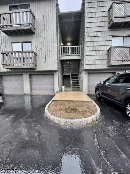 509 Spruce Hills Dr, Glen Gardner, NJ 08826